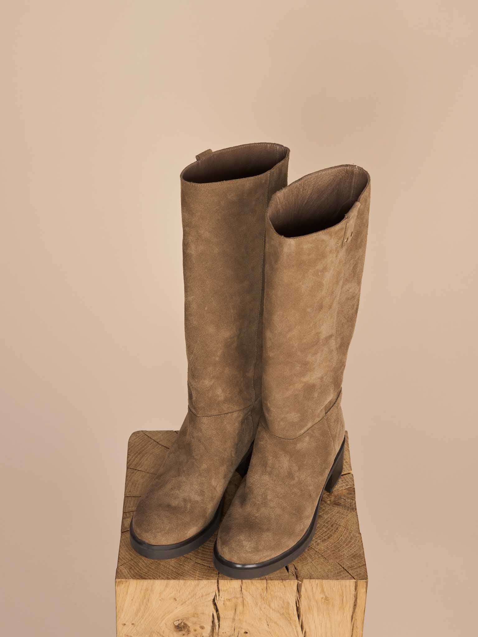 Modelshot / Dark Beige / Detail